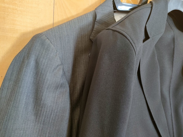 スーツとSOLVEのPaloaltoジャケットの肩口の比較