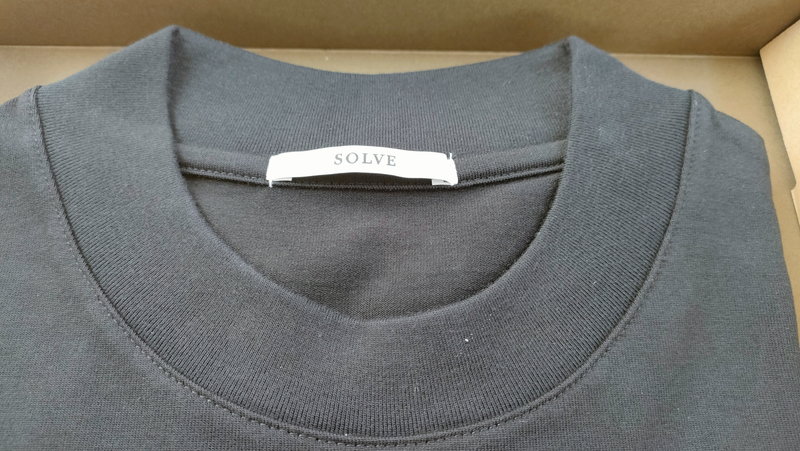 SOLVEの変形モックネックTシャツのネック