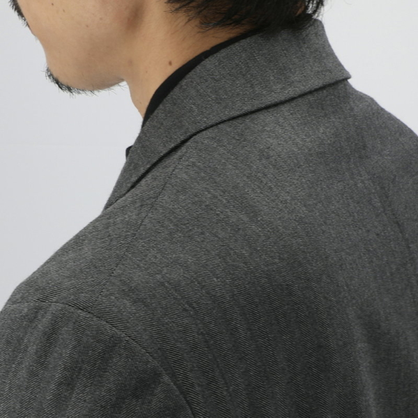 SOLVE変形モックネック仕事Tシャツ（San Jose）にジャケット着たイメージ