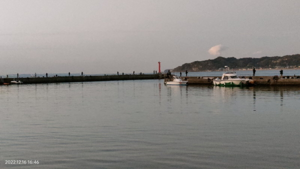 夕マズメの冨浦新港の港内から堤防を見る
