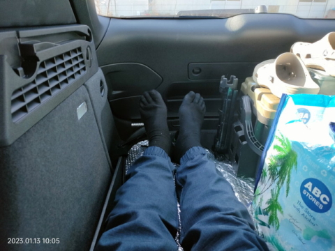 AUDIのSUV「Q3」の車内で仮眠する