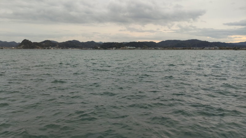 富浦新港小堤防の外側の波