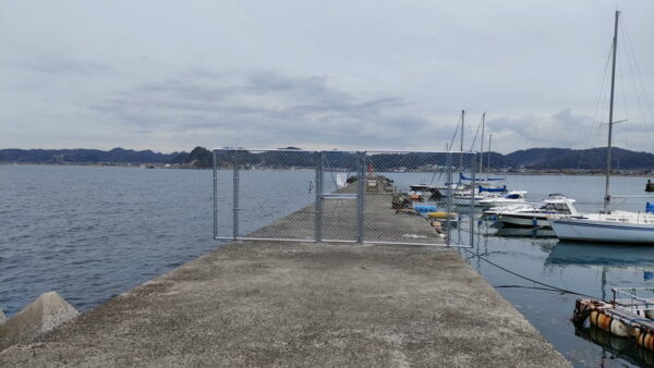 2023年2月23日に設置された冨浦新港北ケイセンの進入防止フェンス正面から