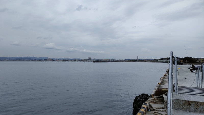 平日の館山港の砂利置き場から北を望む