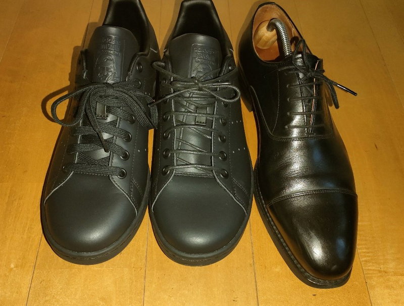 スコッチグレインの革靴とスタンスミスの黒スニーカーの比較