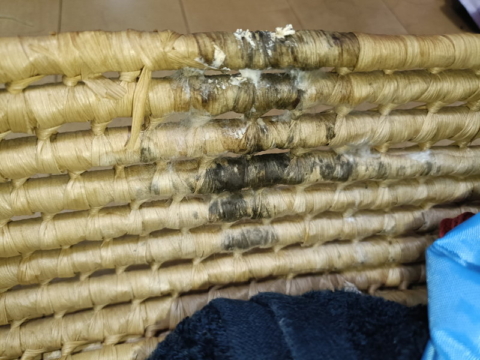 洗面台下の水漏れでタオルの入れ物も一部腐食していた