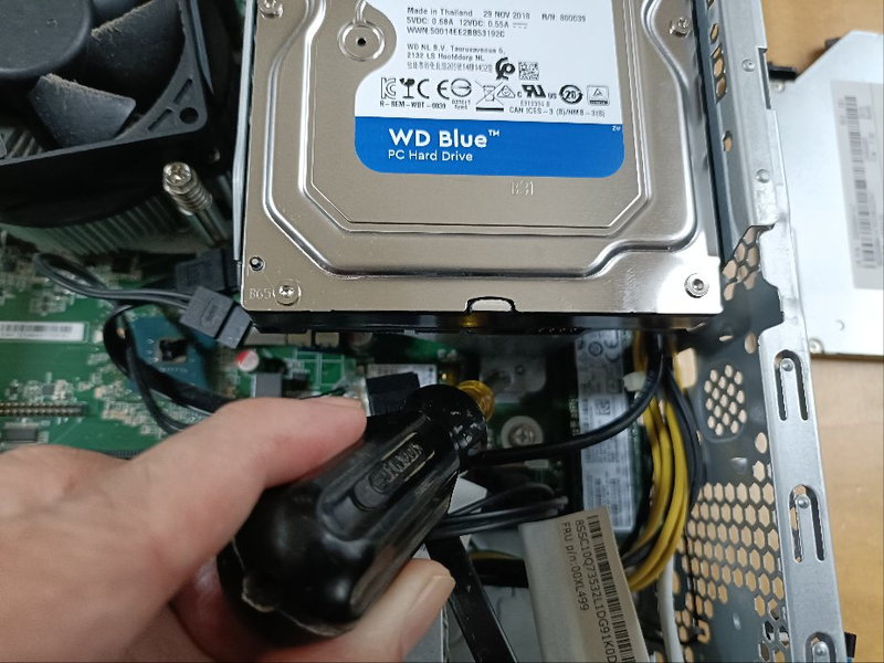 Lenovo　ideacentre510sのHDDマウントのネジの場所の画像