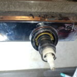 新しい切替弁を差し込む