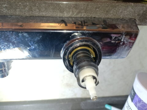 切替弁を取り替える画像