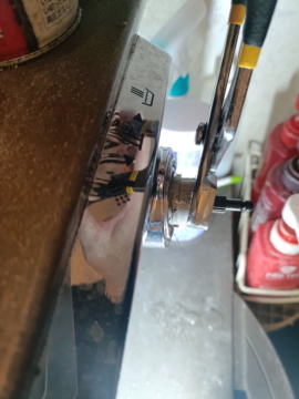 旧パーツをウォーターハンマーレンチで取り外す
