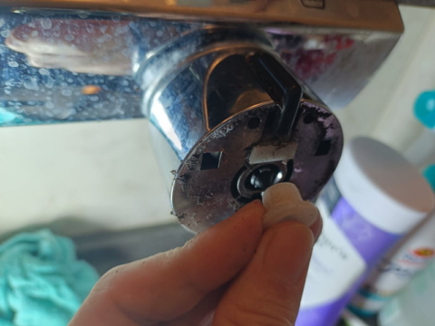 INAXサーモスタット付シャワーバス水栓　ＢＦ－８７４８Ｔ型の最初のパーツを外す