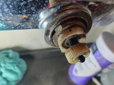 カバーの次に2つ目のパーツを引き抜く