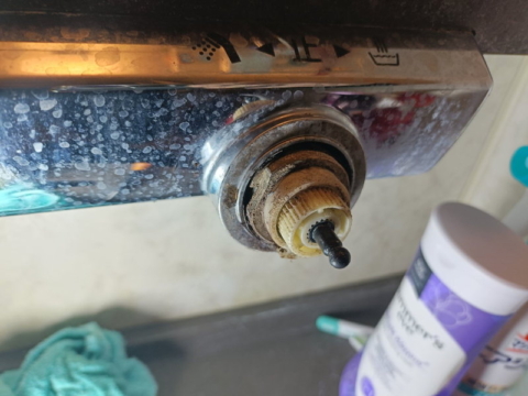 一つ目のパーツとカバー外したところ