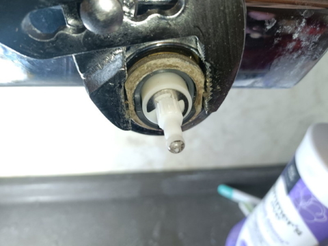 INAXサーモスタット付シャワーバス水栓のカバーとパーツを外した画像