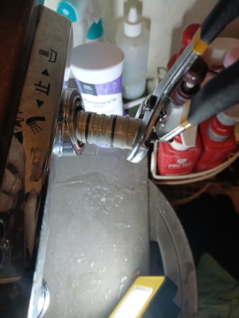 水栓切替弁を取り外す画像