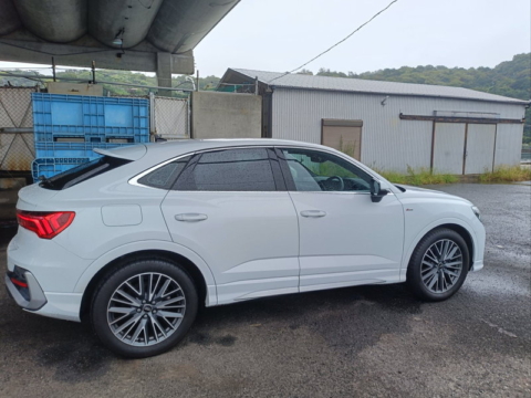 MY2022のAUDIQ3SBのサイドビュー