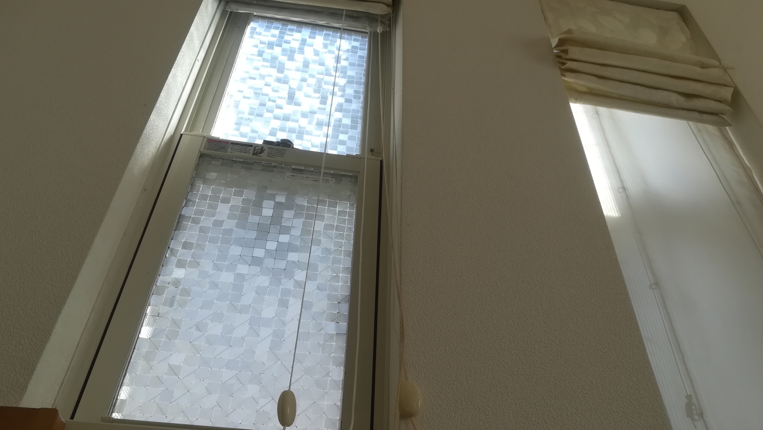 DIYで窓の目隠し｜水で貼れるおしゃれフィルムでプライバシーを確保する