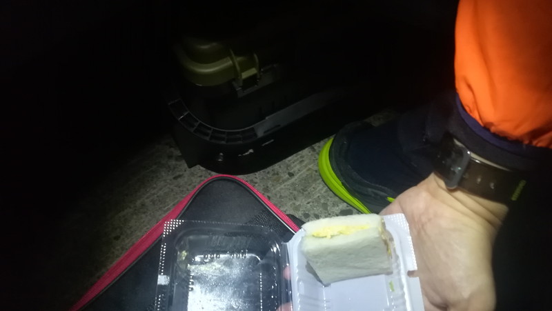 夜間に釣り場で食べるサンドイッチ