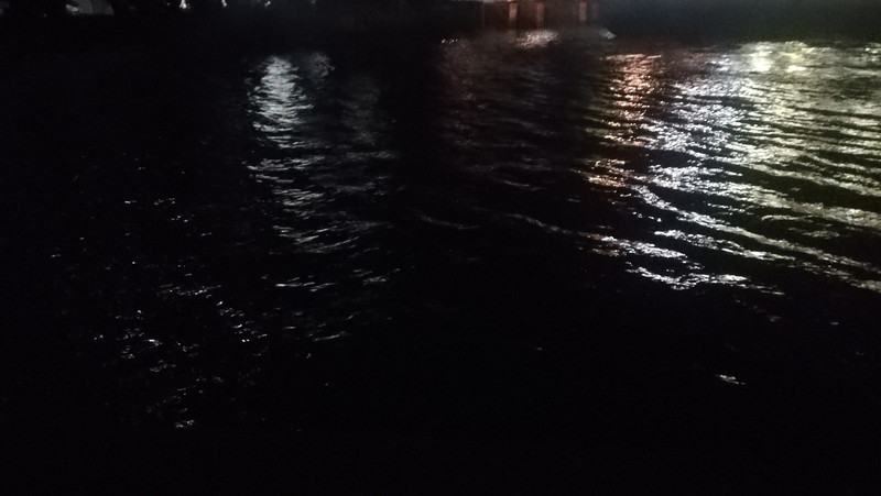 金谷漁港でフェリーから漏れる光